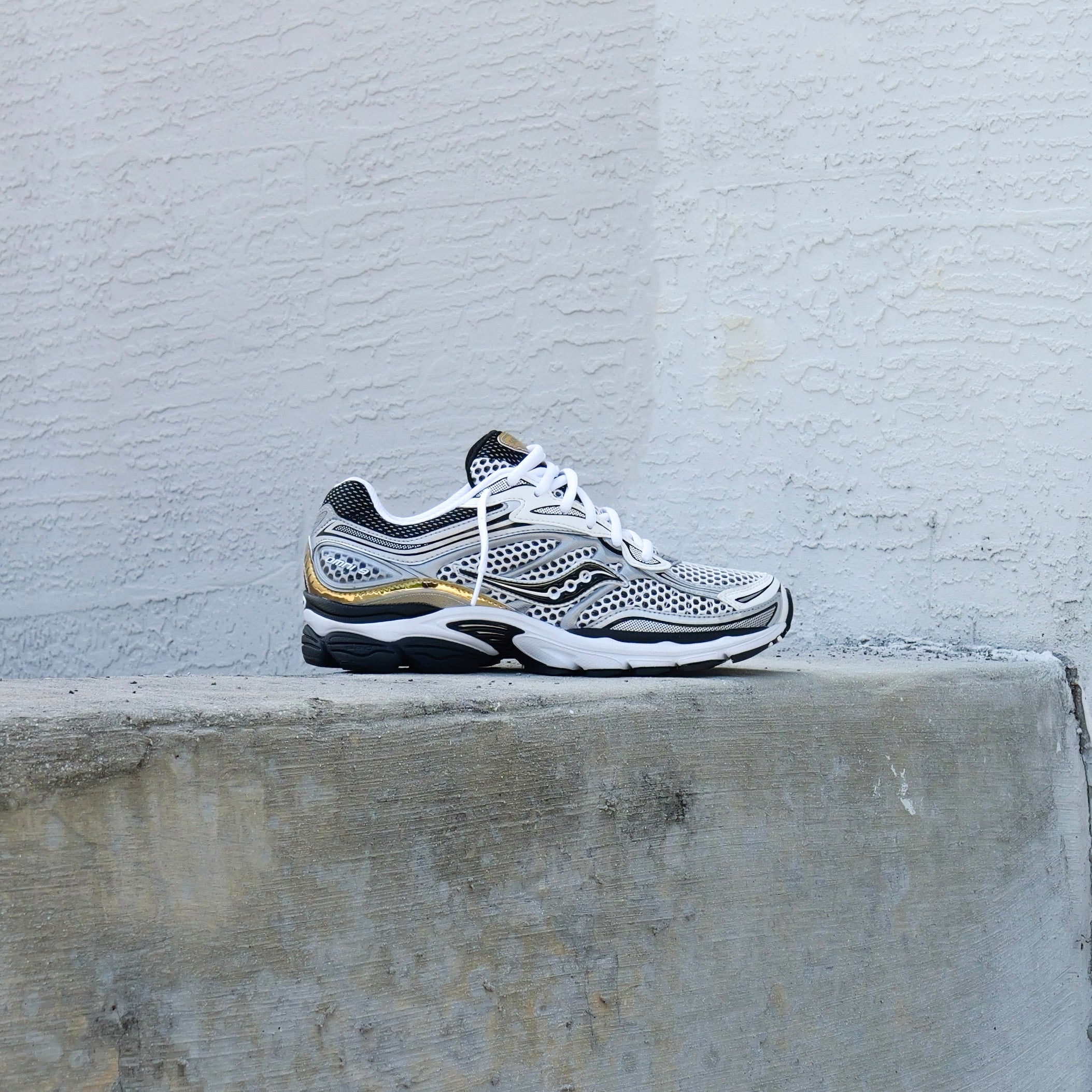 Mens Saucony ProGrid Omni 9 (Silver/Gold)